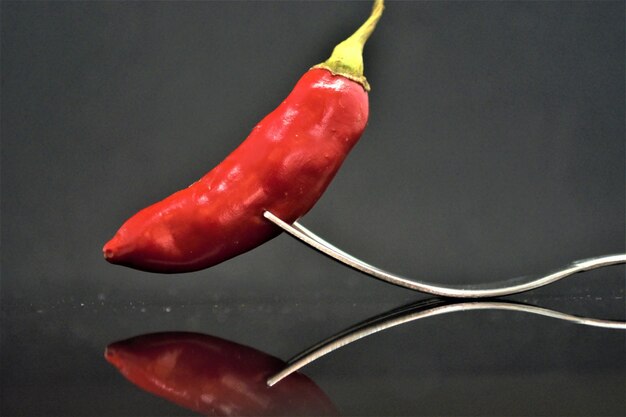 Zbliżenie czerwonej papryki chili na stole na czarnym tle