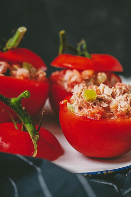 Zdjęcie zbliżenie czerwonej papryki chili na stole