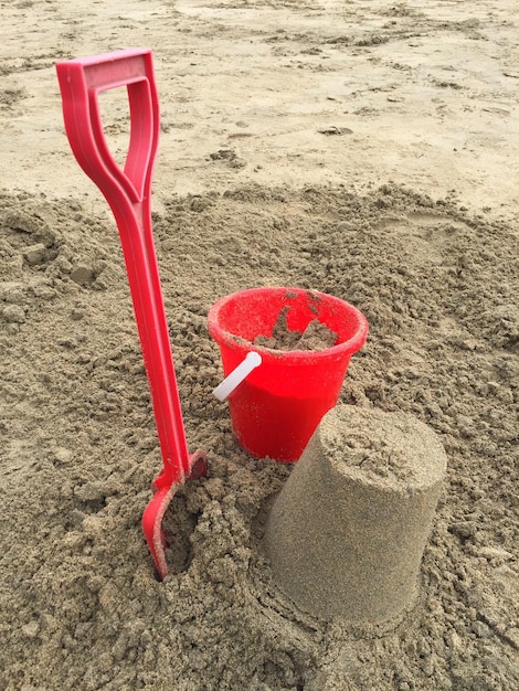 Zdjęcie zbliżenie czerwonej róży na plaży