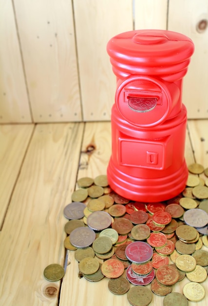 Zdjęcie zbliżenie czerwonej skrzynki po monetach na stole