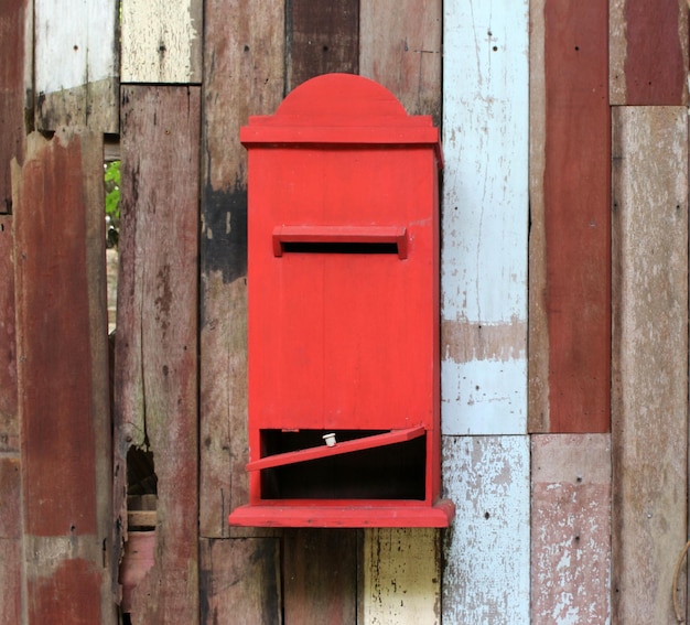 Zdjęcie zbliżenie czerwonej skrzynki pocztowej na drzwiach