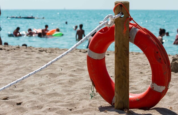 Zdjęcie zbliżenie czerwonej wody na plaży na tle nieba