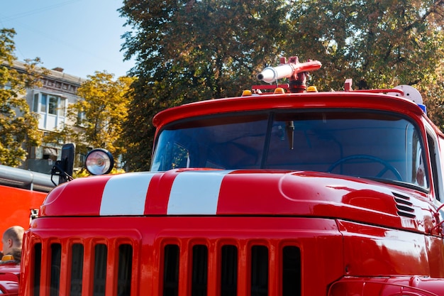 Zbliżenie: czerwony stary zabytkowy wóz strażacki. Przedni widok