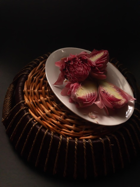 Zdjęcie zbliżenie czerwonych papryki chili w koszu na stole na czarnym tle