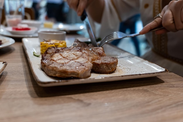 Zbliżenie Częściowy Widok Kobiety Cieszyć Się Jedzeniem Stek Z Widelcem I Nożem W Restauracji