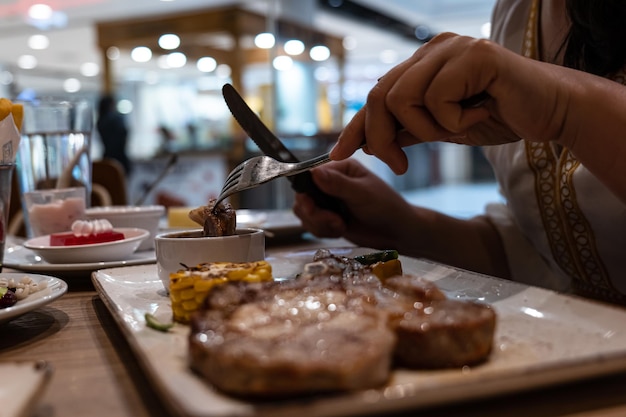 Zbliżenie Częściowy Widok Kobiety Cieszyć Się Jedzeniem Stek Z Widelcem I Nożem W Restauracji