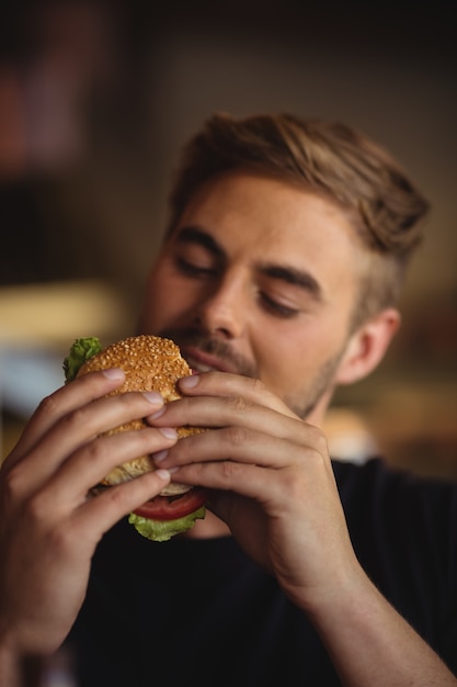 Zbliżenie: człowiek jedzenie burgera