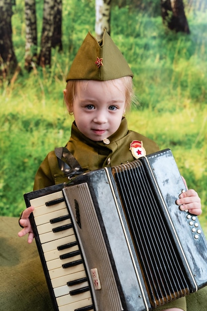 Zdjęcie zbliżenie człowieka bawiącego się z psem