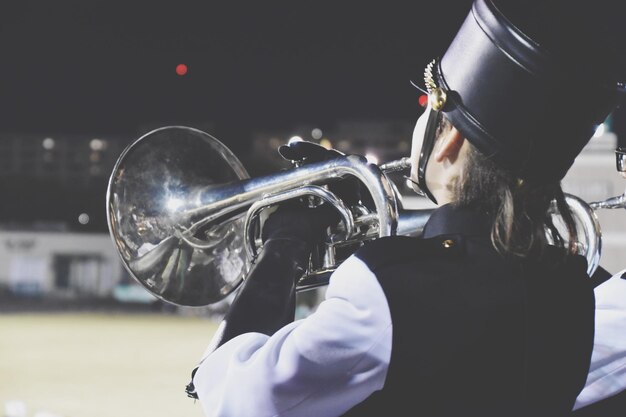 Zdjęcie zbliżenie człowieka grającego na instrumencie muzycznym