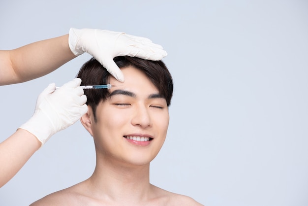 Zbliżenie człowieka przygotowuje się do operacji plastycznej twarzy