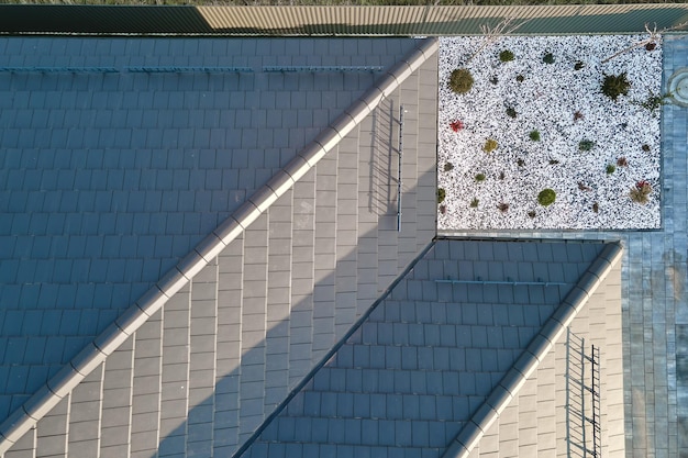Zbliżenie dachu domu pokrytego gontem ceramicznym Pokrycie dachówką budynku