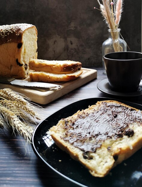 Zdjęcie zbliżenie deserów na talerzu na stole