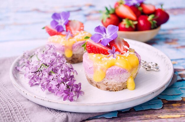 Zdjęcie zbliżenie deseru z kwiatami na talerzu na stole
