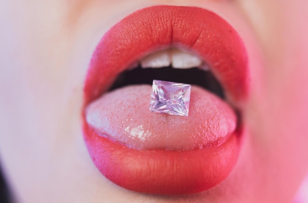 Zbliżenie diamentu w ustach