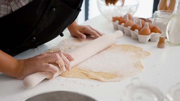 Zbliżenie Dłoni Dzieci Przygotowujących Domowe Pierniki, Robienie Ciasta Na Ciasteczka