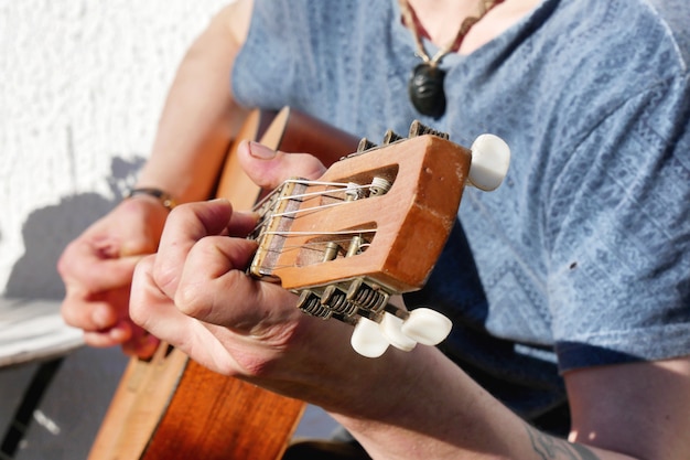 Zbliżenie dłoni gitarzysty