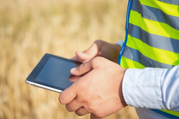 Zbliżenie dłoni inżyniera trzymającego tablet w dłoniach zbliżenie męskich rąk trzymających tablet