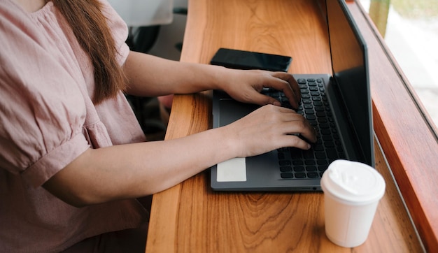 Zbliżenie dłoni kobiety piszącej na laptopie bizneswoman pracy na laptopie