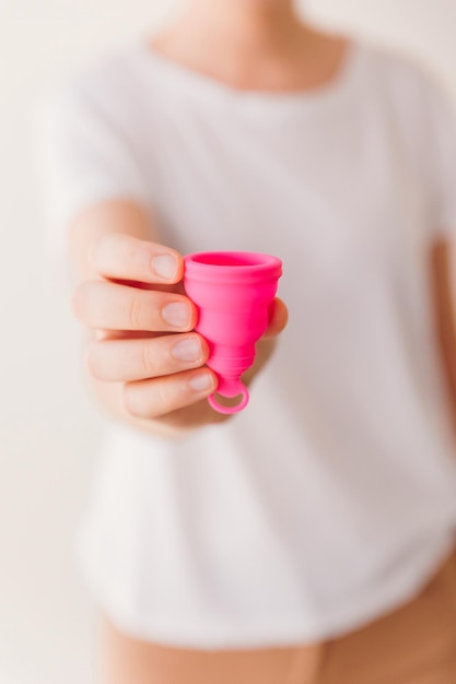 Zbliżenie Dłoni Kobiety Trzymającej Różowy Kubek Menstruacyjny Okres I Koncepcja Higieny Kobiecej