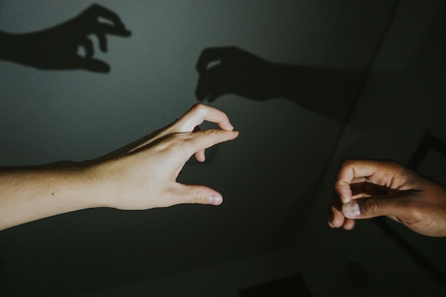 Zdjęcie zbliżenie dłoni kobiety z cieniem