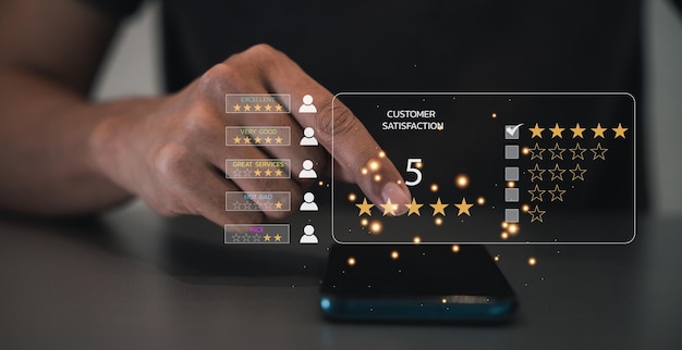Zbliżenie Dłoni Mężczyzny Za Pomocą Smartfona Do Oceny Usługi Za Pomocą 5-gwiazdkowej Ikony Opinii