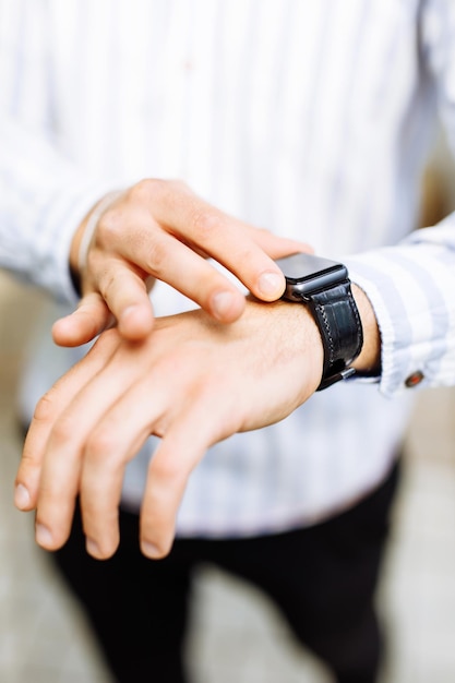 Zdjęcie zbliżenie dłoni noszenia inteligentnego zegarka