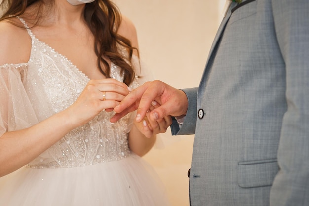 Zbliżenie dłoni nowożeńców z palcami ślubu 4026