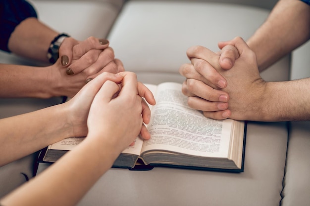 Zbliżenie dłoni podczas modlitwy
