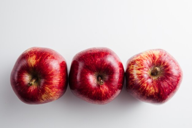 Zbliżenie dojrzałych czerwonych jabłek na białym tle