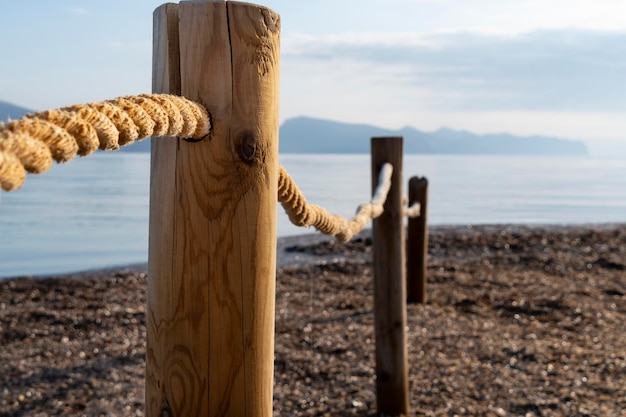 Zdjęcie zbliżenie drewnianego słupka na plaży na tle nieba