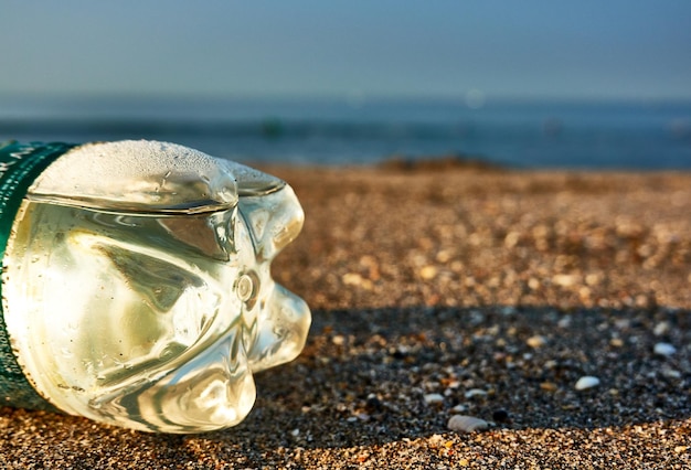 Zdjęcie zbliżenie drinka na plaży