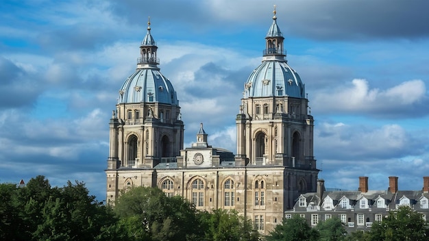 Zbliżenie dwóch kopułowych wież starego Królewskiego Kolegium Marynarki Wojennej w Greenwich w Londynie