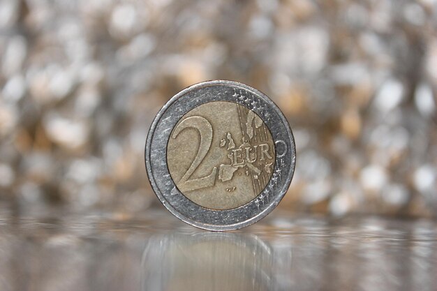 Zbliżenie dwóch monet euro na stole