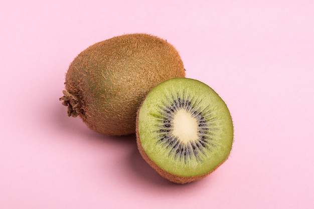 Zbliżenie dwóch świeżych kiwi na różowo