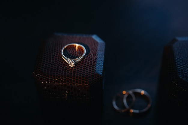 Zbliżenie dwóch złotych obrączek ślubnych na wesele