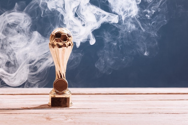 Zbliżenie dymu przy trofeum na stole