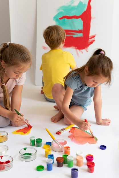 Zbliżenie dzieci malujące kolorami