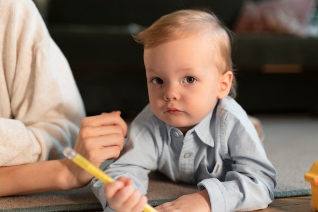 Zdjęcie zbliżenie dziecka trzymającego długopis