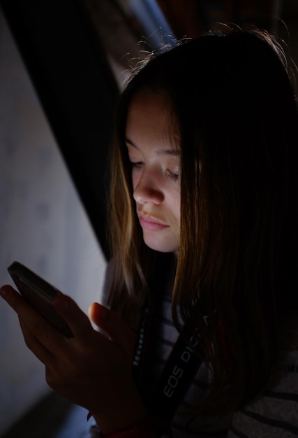 Zbliżenie: dziewczyna korzystająca z telefonu komórkowego