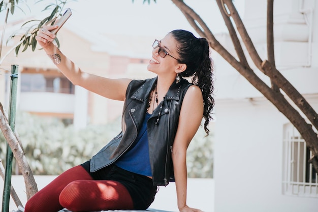 Zbliżenie Dziewczyny Biorącej Selfie Miejskiej Dziewczyny Biorącej Selfie Na Zewnątrz Styl życia Kobieta Uśmiecha Się I Robi Selfie