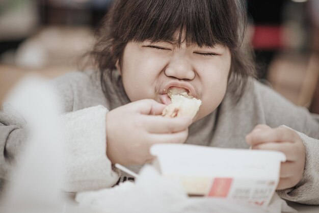 Zdjęcie zbliżenie dziewczyny jedzącej w restauracji