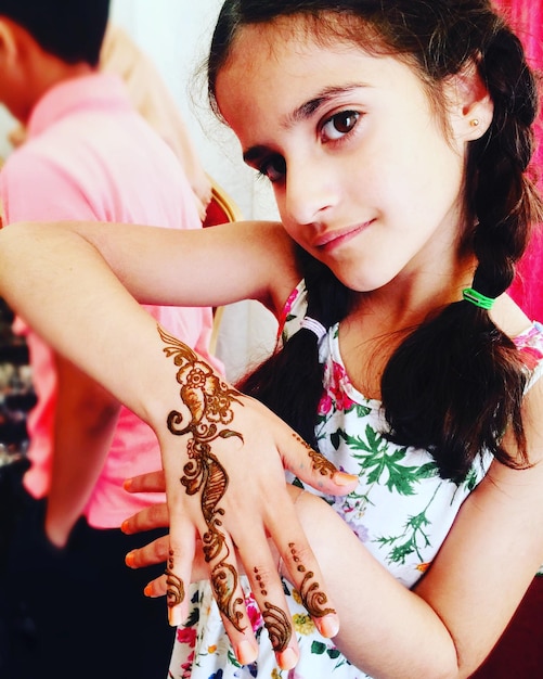 Zdjęcie zbliżenie dziewczyny z tatuażem z henną