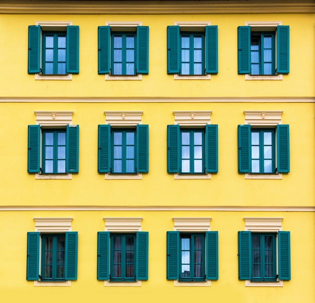 Zbliżenie Fasady Budynku, Stara Tradycyjna Architektura, Karlowe Wary, Czechy, Europa.