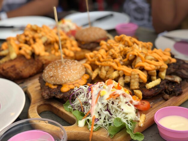 Zdjęcie zbliżenie fast foodów na stole