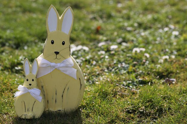 Zdjęcie zbliżenie figurki na trawie podczas wielkanocy