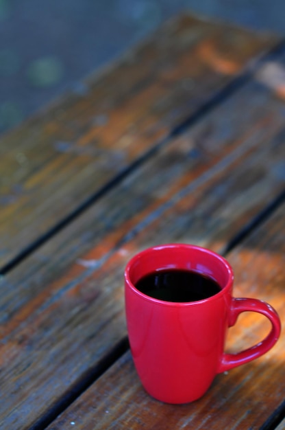 Zdjęcie zbliżenie filiżanki kawy na stole
