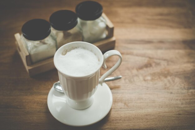 Zdjęcie zbliżenie filiżanki kawy na stole