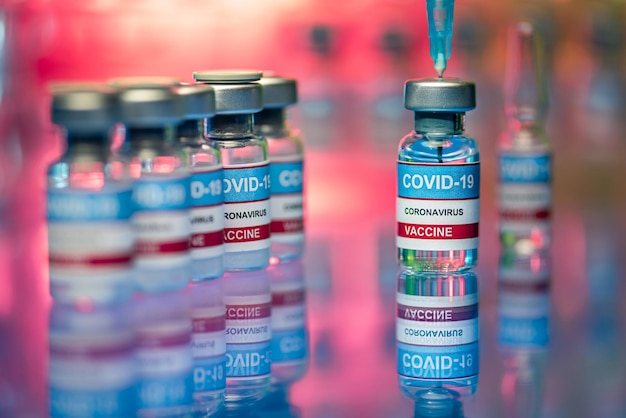 Zbliżenie fiolek i strzykawki - szczepionka przeciwko COVID-19