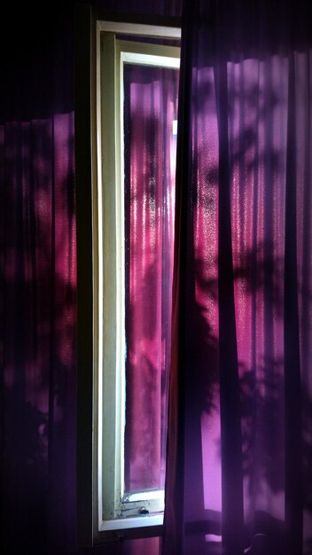 Zbliżenie fioletowego okna