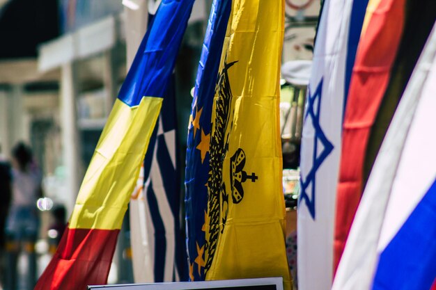 Zdjęcie zbliżenie flag wiszących na niebieskiej ścianie